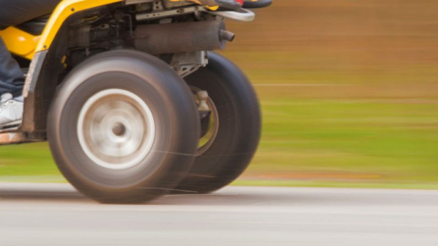 Младеж с АТВ блъсна петима души включително три деца в Слънчев